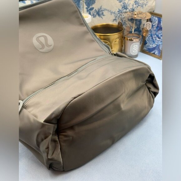 🆕 lululemon athletica 🧿 NWOT New Crew Backpack, Bay Leaf (Olive Green) - 22L - Picture 11 of 12